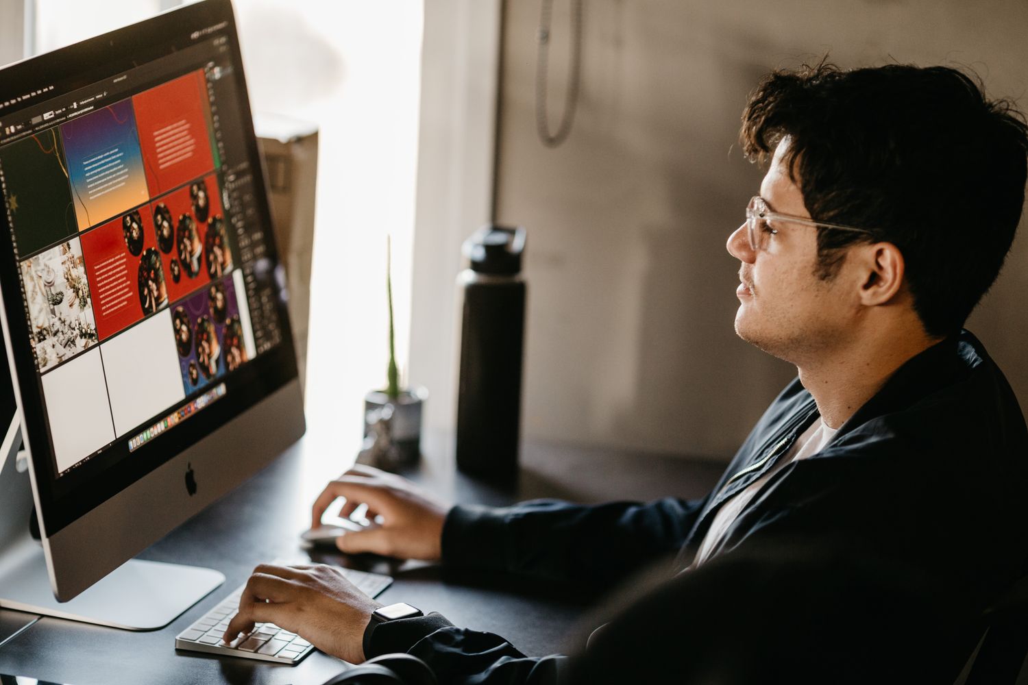Designer travaillant sur une interface web contemporaine
